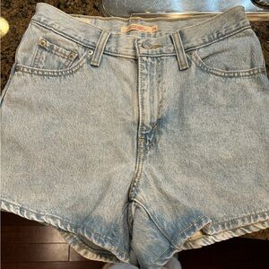 80’s Levi’s mom shorts.